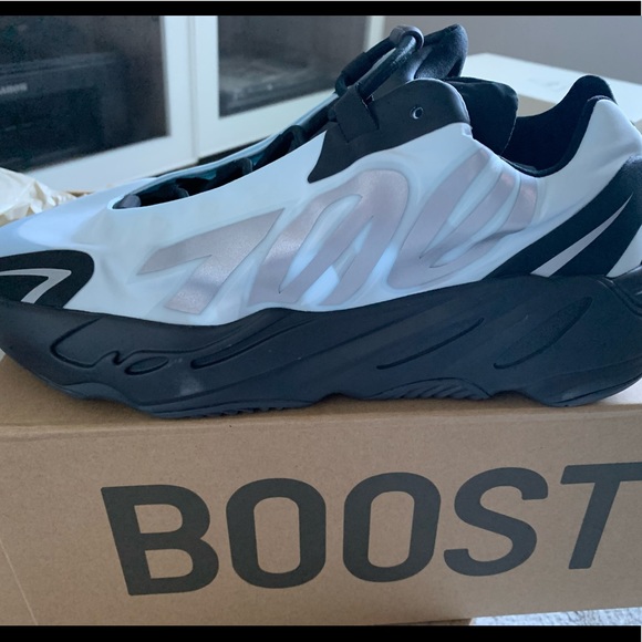 YEEZY 700 - BLUE TINT - Picture 2 of 6